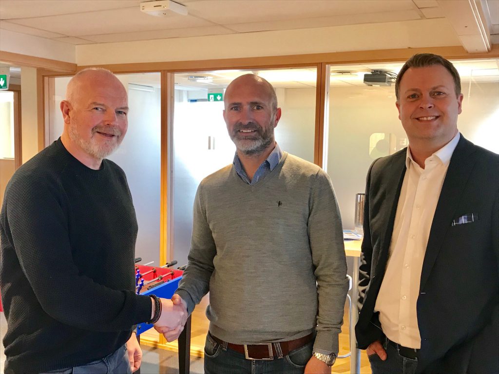 Arvid Brandmo, Fagansvarlig Rekruttering – Geir Egil Nordang, Prosjektdirektør Peritus Entreprenør AS håndhilser over samarbeid, Trond Stensbøl fra IMPACT er også med i bildet.
